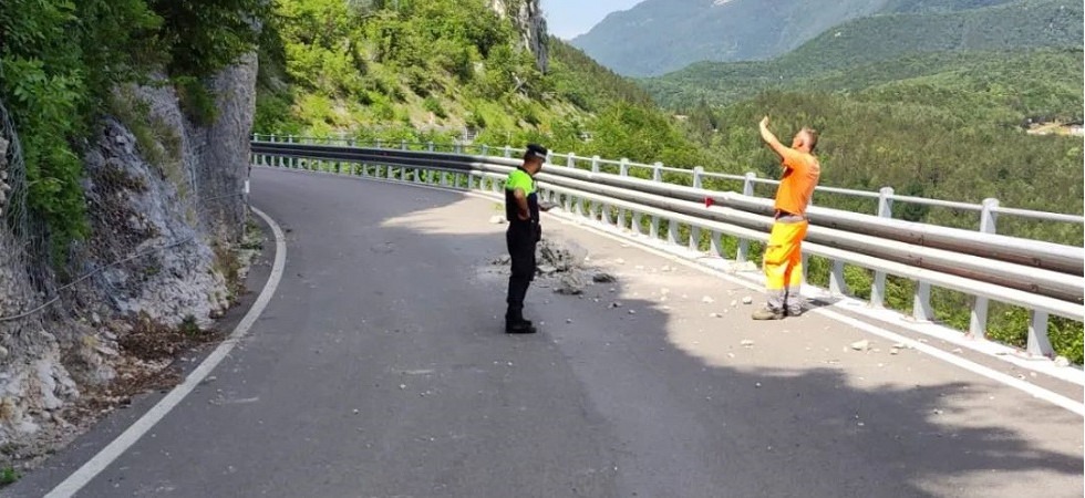 Una frana si stacca dalla parete, i sassi piombano sulla carreggiata: strada chiusa per le verifiche dei tecnici